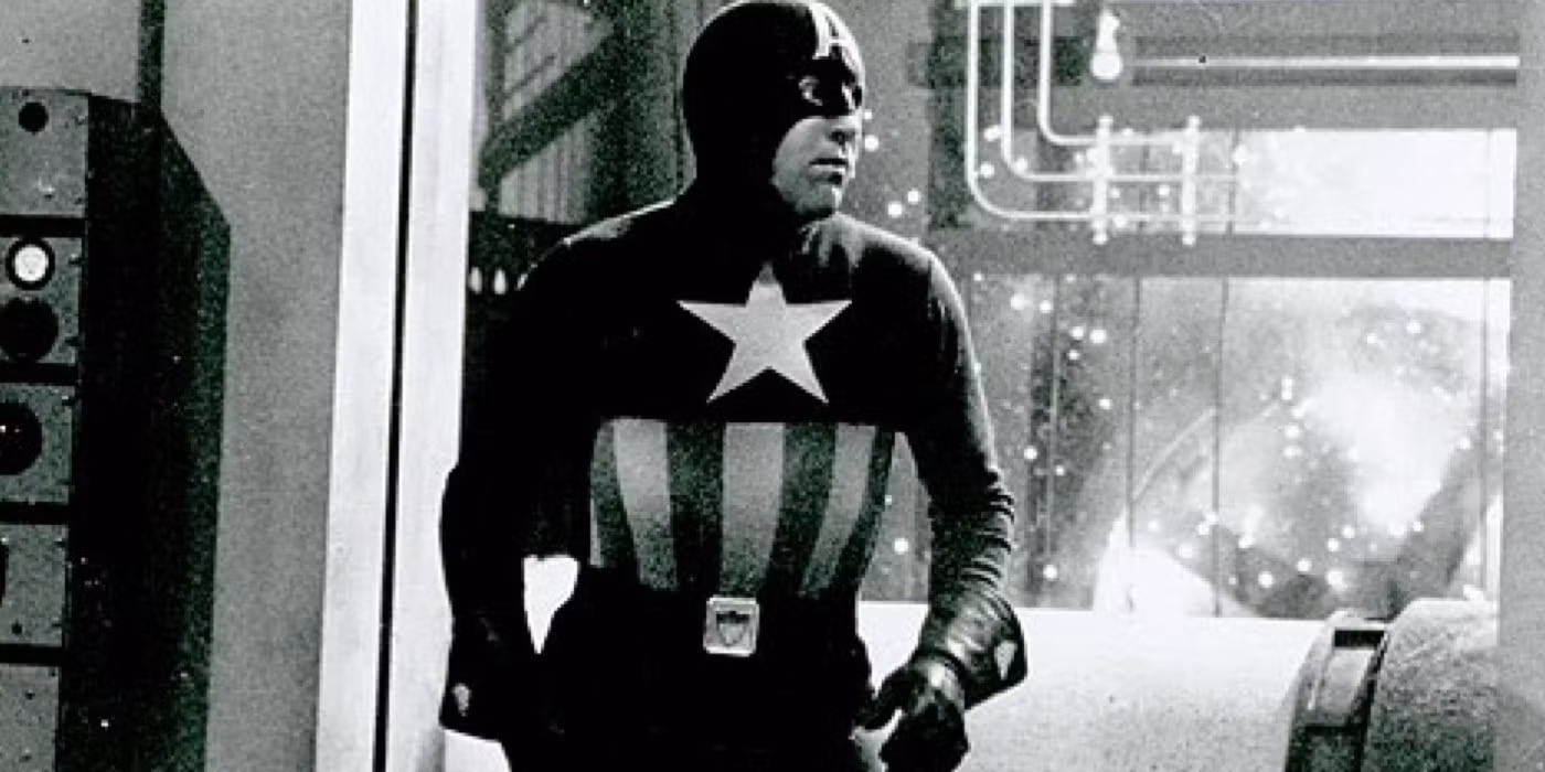 captain-america-in-full-uniform-in-his-1944-serials
